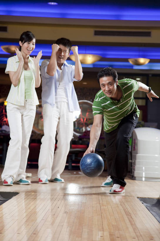 东方人,三个人,竖图,彩色,室内,白天,度假,运动,保龄球,中国,亚洲,图片,打球,站着,休闲,美女,摄影,生活方式,美好,球馆,东亚,中华人民共和国,男人,男性,女人,女性,亚洲人,中国人,年轻人,全身,高兴,愉快,bj174