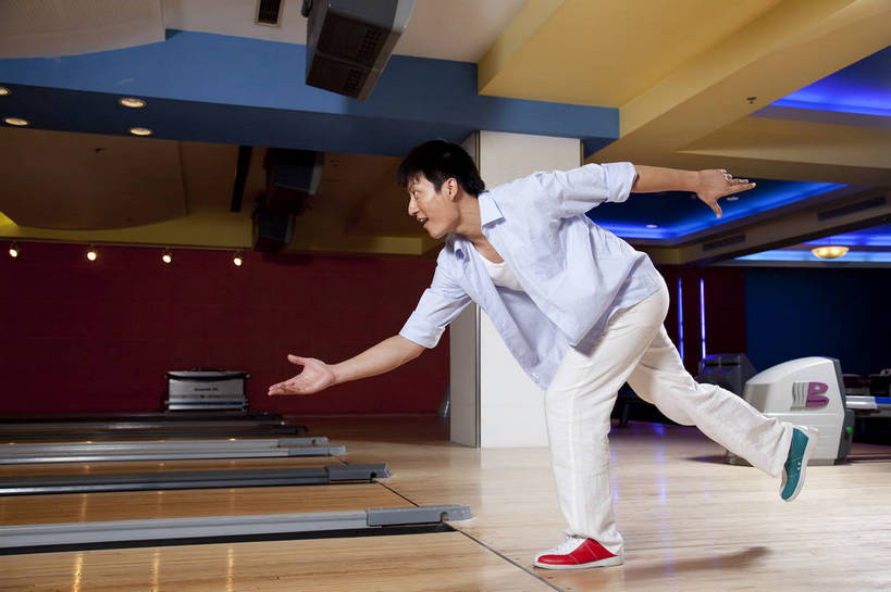 东方人,一个人,横图,彩色,室内,白天,度假,运动,保龄球,中国,亚洲,图片,打球,站着,休闲,摄影,生活方式,美好,球馆,东亚,中华人民共和国,男人,男性,亚洲人,中国人,年轻人,全身,高兴,愉快,bj174