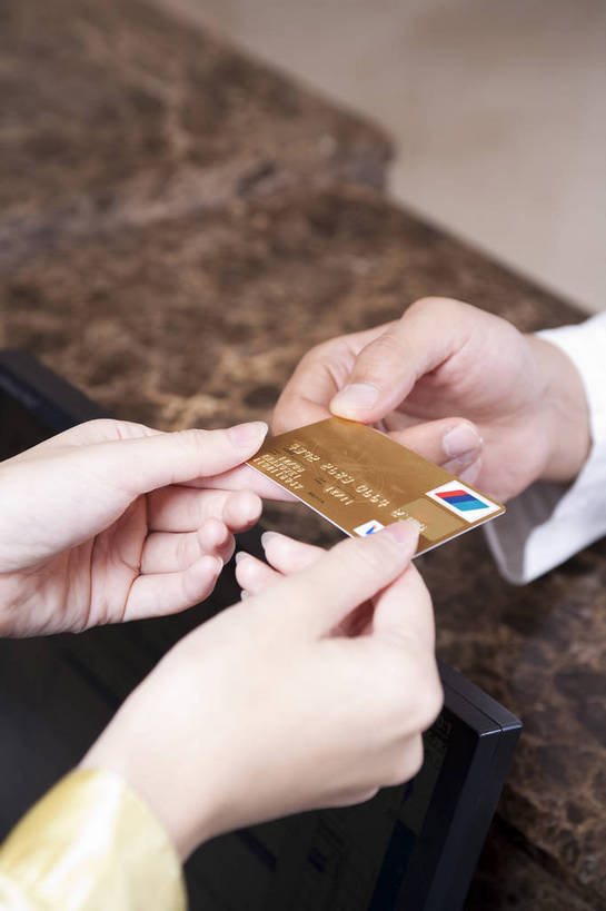 东方人,手,两个人,商务人士,竖图,彩色,白天,商务,职员,信用卡,酒店,中国,亚洲,正装,工作,传递,图片,大堂,金融,摄影,生活方式,经济,付款,场所,收银,贸易,东亚,中华人民共和国,亚洲人,中国人,年轻人,白领,半身,办公,商业,bj174