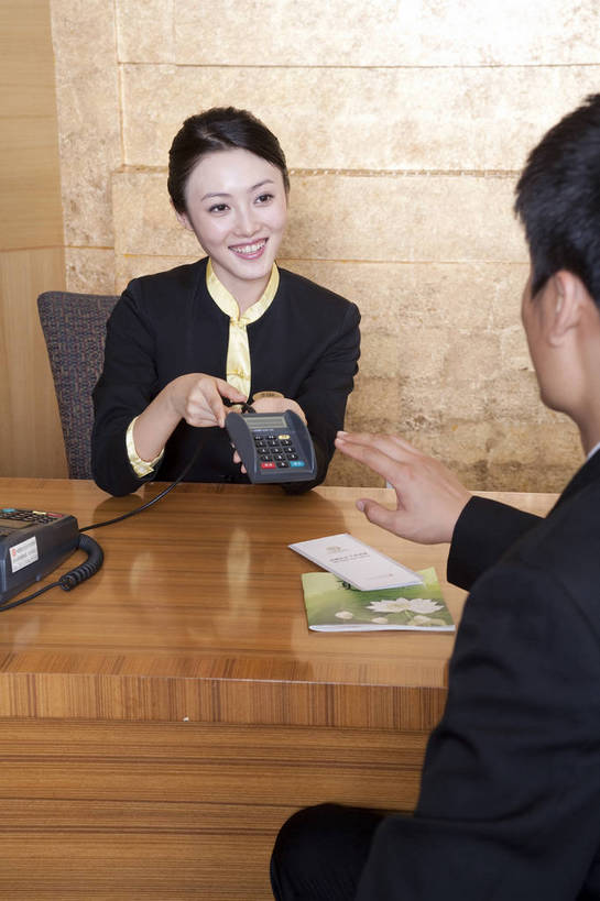 东方人,两个人,商务人士,商务男性,商务女性,办公室,微笑,竖图,彩色,室内,白天,衬衫,西装,商务,成功,合作,信心,职员,刷卡,中国,亚洲,套装,正装,工作,传递,图片,pos机,摄影,收银台,付款,收银,收银机,商务装,工薪阶层,东亚,中华人民共和国,交流,男人,男性,女人,女性,亚洲人,中国人,年轻人,白领,上班族,坐着,半身,衬衣,高兴,办公,bj174