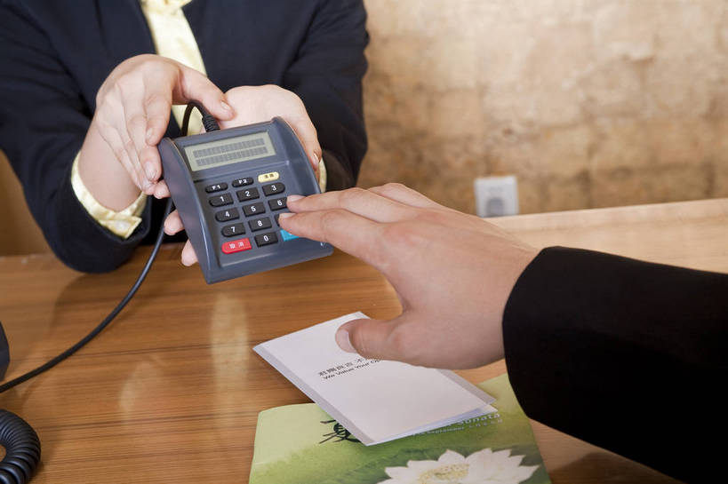 东方人,两个人,商务人士,商务男性,商务女性,办公室,微笑,横图,彩色,室内,白天,衬衫,西装,商务,成功,合作,信心,职员,刷卡,中国,亚洲,套装,正装,工作,传递,图片,pos机,摄影,收银台,付款,收银,收银机,商务装,工薪阶层,东亚,中华人民共和国,交流,男人,男性,女人,女性,亚洲人,中国人,年轻人,白领,上班族,坐着,半身,衬衣,高兴,办公,bj174