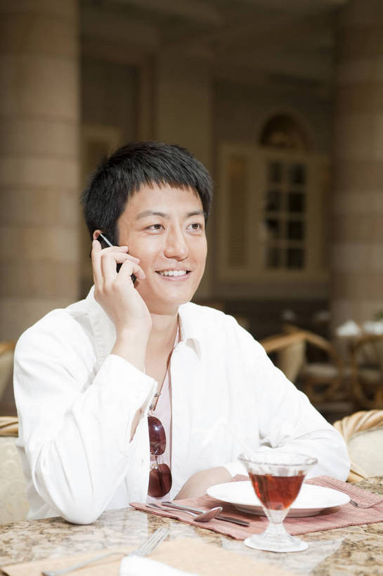 东方人,一个人,餐厅,打电话,微笑,竖图,彩色,室内,时尚,中国,亚洲,图片,眼镜,用餐,休闲,放松,摄影,生活方式,东亚,中华人民共和国,交流,男人,男性,亚洲人,中国人,年轻人,坐着,半身,高兴,愉快,bj174