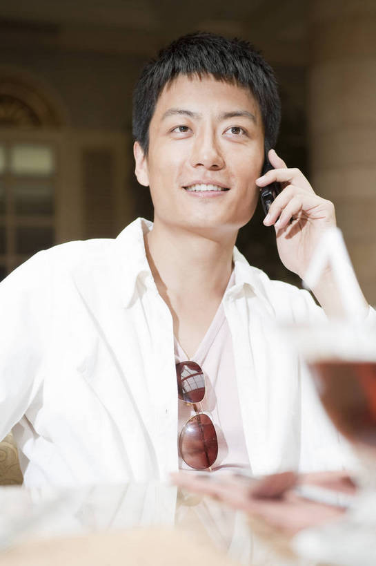 东方人,一个人,餐厅,打电话,微笑,竖图,彩色,室内,时尚,中国,亚洲,图片,眼镜,用餐,休闲,放松,摄影,生活方式,东亚,中华人民共和国,交流,男人,男性,亚洲人,中国人,年轻人,坐着,半身,高兴,愉快,bj174