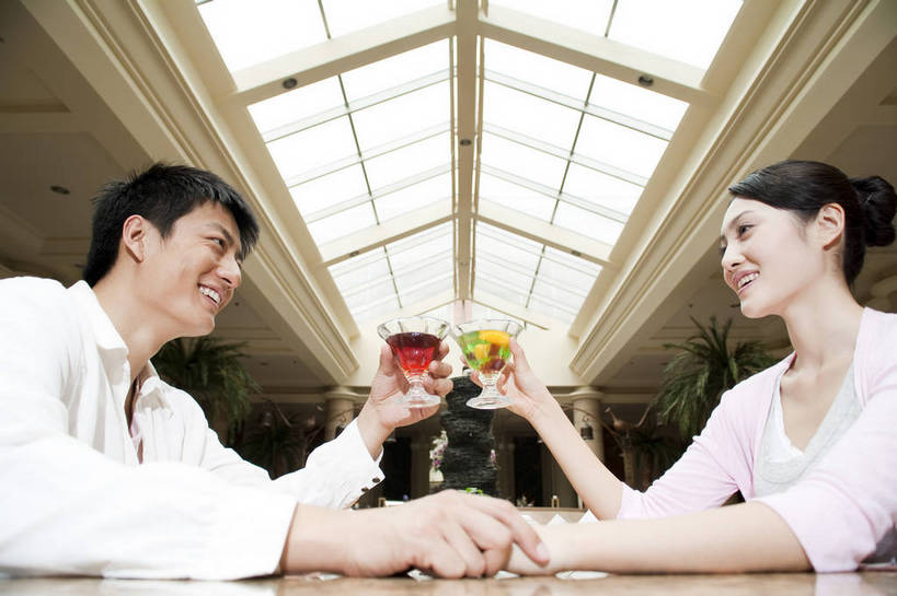 东方人,两个人,餐厅,微笑,横图,彩色,室内,时尚,西餐,中国,亚洲,图片,用餐,休息,休闲,放松,美女,摄影,生活方式,东亚,中华人民共和国,男人,男性,女人,女性,亚洲人,中国人,年轻人,情侣,坐着,全身,高兴,愉快,bj174