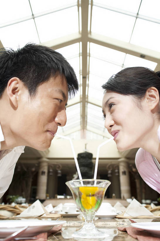 东方人,两个人,餐厅,微笑,竖图,彩色,室内,时尚,西餐,中国,亚洲,图片,用餐,休息,休闲,放松,美女,摄影,生活方式,东亚,中华人民共和国,男人,男性,女人,女性,亚洲人,中国人,年轻人,情侣,坐着,全身,高兴,愉快,bj174