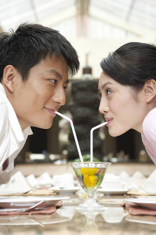 东方人,两个人,餐厅,微笑,竖图,彩色,室内,时尚,西餐,中国,亚洲,图片,用餐,休息,休闲,放松,美女,摄影,生活方式,东亚,中华人民共和国,男人,男性,女人,女性,亚洲人,中国人,年轻人,情侣,坐着,全身,高兴,愉快,bj174