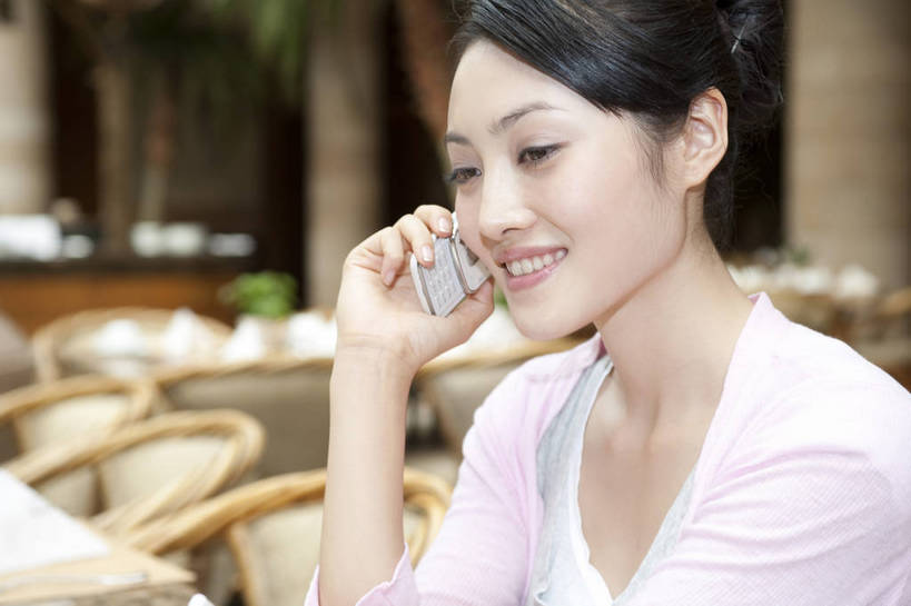 东方人,一个人,餐厅,打电话,微笑,横图,彩色,室内,时尚,中国,亚洲,图片,眼镜,用餐,休闲,放松,美女,摄影,生活方式,东亚,中华人民共和国,交流,女人,女性,亚洲人,中国人,年轻人,坐着,半身,高兴,愉快,bj174