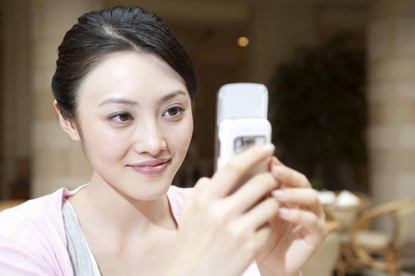 东方人,一个人,餐厅,打电话,微笑,横图,彩色,室内,时尚,中国,亚洲,图片,眼镜,用餐,休闲,放松,美女,摄影,生活方式,东亚,中华人民共和国,交流,女人,女性,亚洲人,中国人,年轻人,坐着,半身,高兴,愉快,bj174