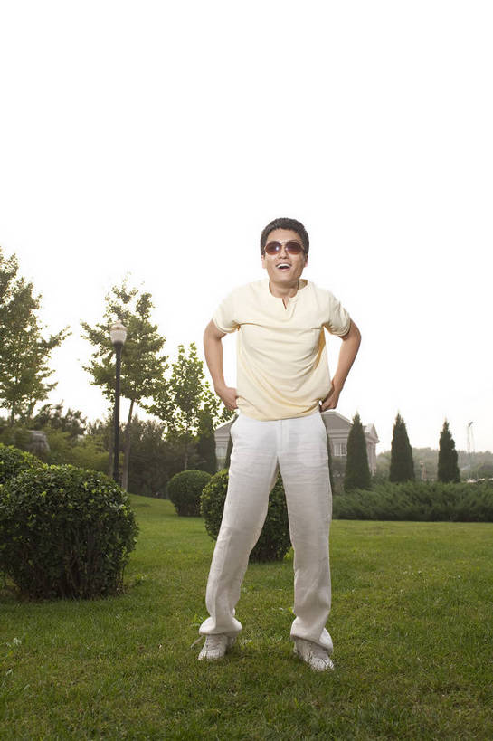 东方人,一个人,竖图,彩色,室外,度假,时尚,草地,草坪,中国,亚洲,图片,站着,休闲,放松,摄影,生活方式,东亚,中华人民共和国,男人,男性,亚洲人,中国人,年轻人,全身,高兴,愉快,bj174