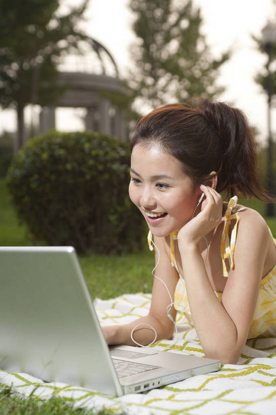 东方人,一个人,竖图,彩色,室外,度假,时尚,快乐,幸福,电脑,草地,草坪,中国,亚洲,图片,趴着,听音乐,享受,休闲,放松,美女,摄影,生活方式,东亚,中华人民共和国,女人,女性,亚洲人,中国人,年轻人,半身,高兴,愉快,bj174