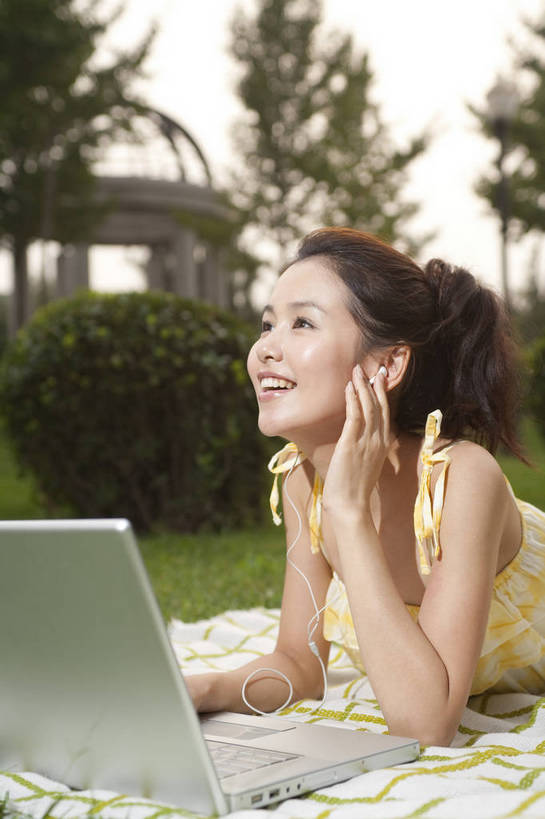 东方人,一个人,竖图,彩色,室外,度假,时尚,快乐,幸福,电脑,草地,草坪,中国,亚洲,图片,趴着,听音乐,享受,休闲,放松,美女,摄影,生活方式,东亚,中华人民共和国,女人,女性,亚洲人,中国人,年轻人,半身,高兴,愉快,bj174