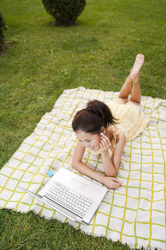 东方人,一个人,竖图,彩色,室外,度假,时尚,快乐,幸福,电脑,草地,草坪,中国,亚洲,图片,趴着,听音乐,享受,休闲,放松,美女,摄影,生活方式,东亚,中华人民共和国,女人,女性,亚洲人,中国人,年轻人,全身,高兴,愉快,bj174