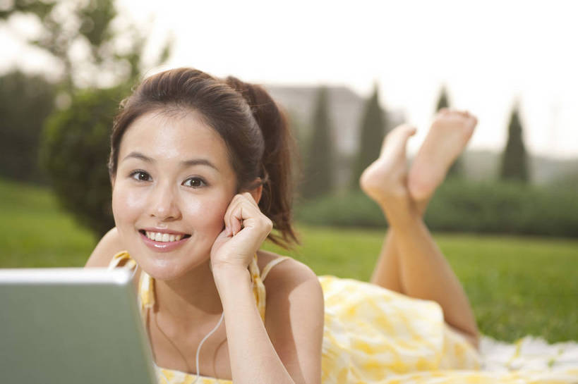 东方人,一个人,横图,彩色,室外,度假,时尚,快乐,幸福,电脑,草地,草坪,中国,亚洲,图片,趴着,听音乐,享受,休闲,放松,美女,摄影,生活方式,东亚,中华人民共和国,女人,女性,亚洲人,中国人,年轻人,全身,高兴,愉快,bj174