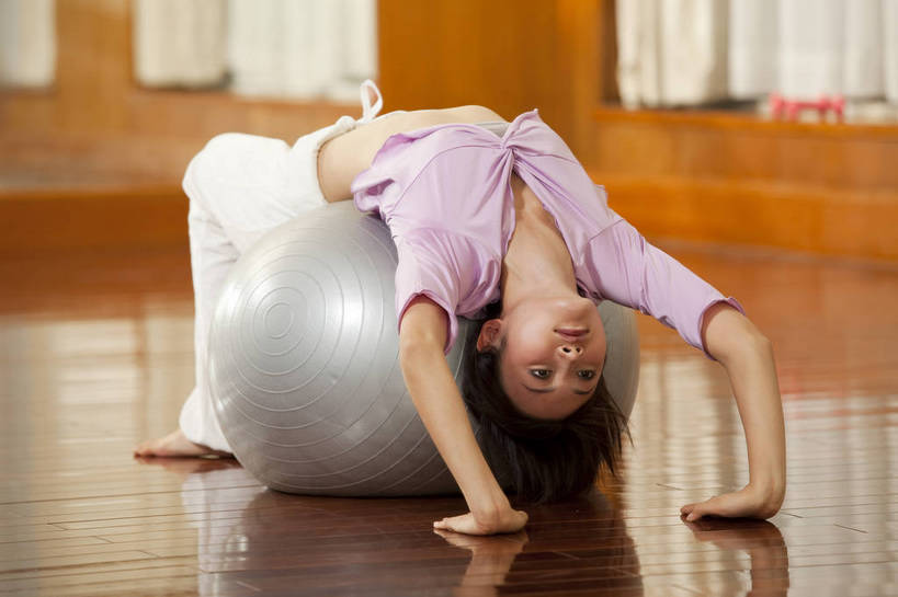 东方人,三个人,健身房,横图,彩色,室内,时尚,瑜伽,快乐,幸福,中国,亚洲,图片,享受,休闲,健身球,放松,美女,美体,摄影,生活方式,减肥,练功,东亚,中华人民共和国,女人,女性,亚洲人,中国人,年轻人,躺着,全身,健身,高兴,愉快,bj174