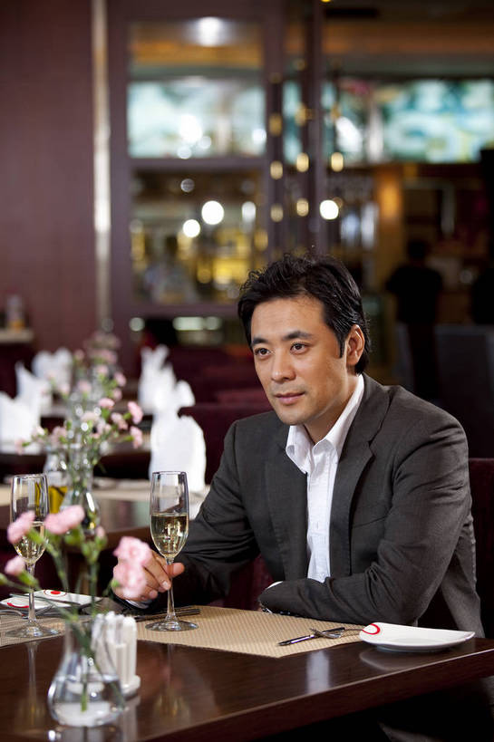 东方人,一个人,餐厅,微笑,竖图,彩色,室内,时尚,西餐,中国,亚洲,图片,娱乐,喝酒,休息,休闲,放松,摄影,生活方式,酒会,东亚,中华人民共和国,男人,男性,亚洲人,中国人,年轻人,坐着,半身,高兴,愉快,bj174