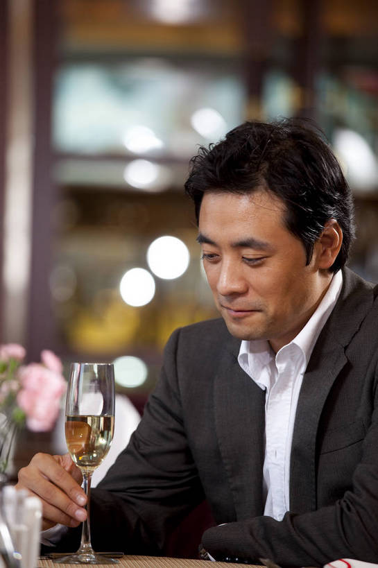 东方人,一个人,餐厅,微笑,竖图,彩色,室内,时尚,西餐,中国,亚洲,图片,娱乐,喝酒,休息,休闲,放松,摄影,生活方式,酒会,东亚,中华人民共和国,男人,男性,亚洲人,中国人,年轻人,坐着,半身,高兴,愉快,bj174