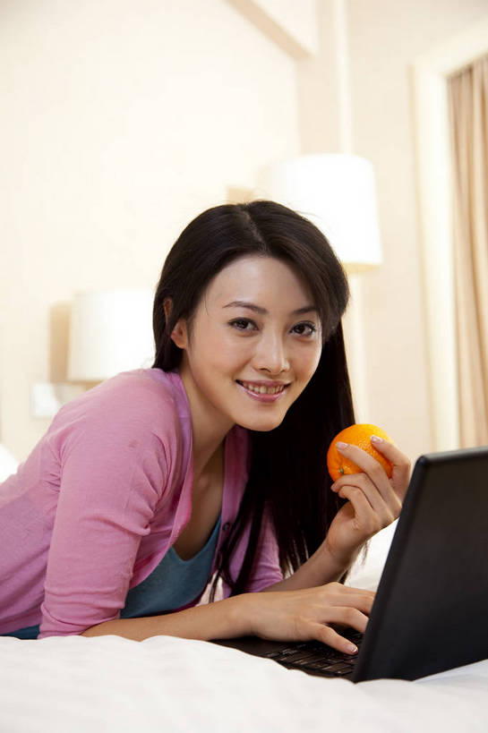 东方人,一个人,竖图,彩色,室内,时尚,电脑,卧室,中国,亚洲,图片,娱乐,笔记本,趴着,休闲,放松,美女,摄影,生活方式,东亚,中华人民共和国,上网,女人,女性,亚洲人,中国人,年轻人,全身,高兴,愉快,bj174