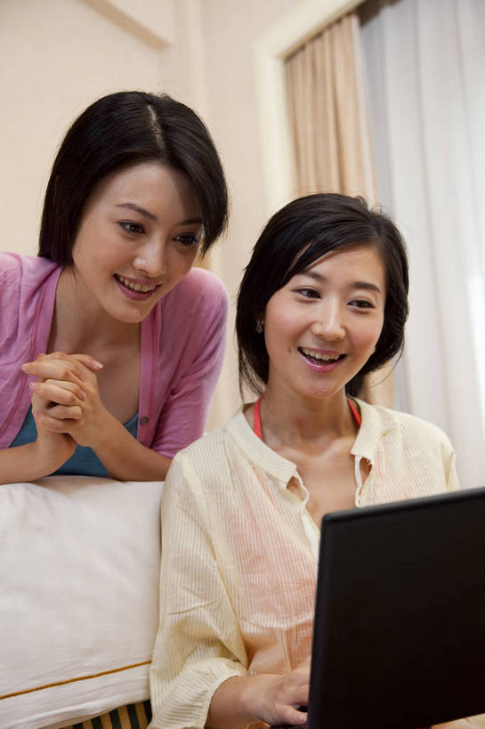 东方人,两个人,竖图,彩色,室内,时尚,电脑,卧室,中国,亚洲,图片,娱乐,笔记本,休闲,放松,美女,摄影,生活方式,东亚,中华人民共和国,上网,女人,女性,亚洲人,中国人,年轻人,坐着,半身,高兴,愉快,bj174