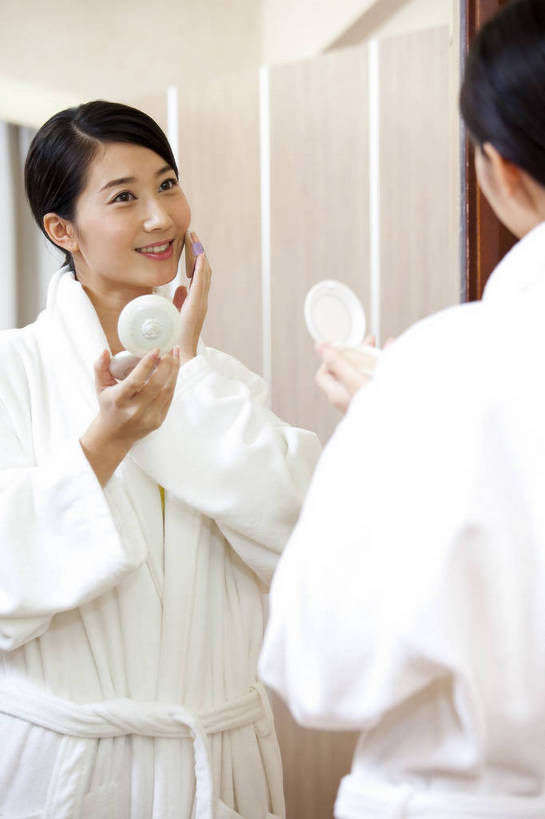 东方人,一个人,竖图,彩色,室内,化妆,美容,时尚,卧室,中国,亚洲,护肤,梳妆,图片,休闲,放松,美女,摄影,生活方式,东亚,中华人民共和国,女人,女性,亚洲人,中国人,年轻人,坐着,半身,高兴,愉快,bj174