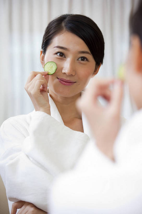 东方人,一个人,竖图,彩色,室内,化妆,美容,时尚,卧室,中国,亚洲,护肤,梳妆,图片,休闲,放松,美女,摄影,生活方式,东亚,中华人民共和国,女人,女性,亚洲人,中国人,年轻人,坐着,半身,高兴,愉快,bj174