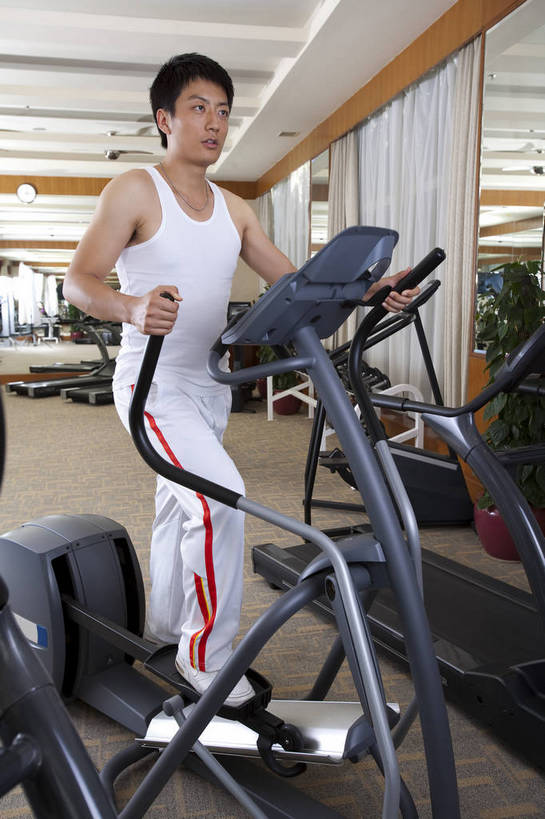 东方人,一个人,健身房,竖图,彩色,室内,时尚,快乐,幸福,中国,亚洲,图片,站着,享受,休闲,放松,美体,摄影,生活方式,健身器材,东亚,中华人民共和国,男人,男性,亚洲人,中国人,年轻人,全身,健身,高兴,愉快,跑步机,bj174
