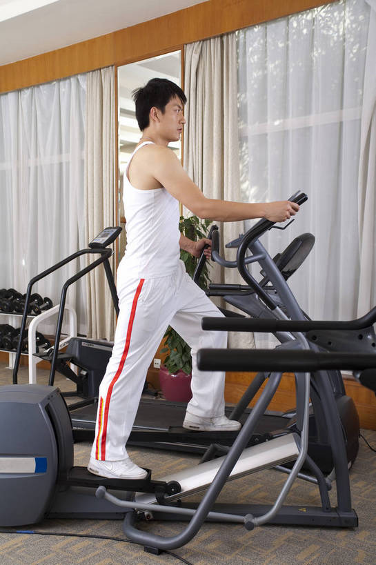 东方人,一个人,健身房,竖图,彩色,室内,时尚,快乐,幸福,中国,亚洲,图片,站着,享受,休闲,放松,美体,摄影,生活方式,健身器材,东亚,中华人民共和国,男人,男性,亚洲人,中国人,年轻人,全身,健身,高兴,愉快,跑步机,bj174