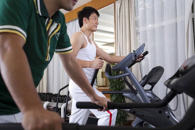 东方人,两个人,健身房,横图,彩色,室内,时尚,快乐,幸福,中国,亚洲,图片,站着,享受,休闲,放松,美体,摄影,生活方式,健身器材,东亚,中华人民共和国,男人,男性,亚洲人,中国人,年轻人,全身,健身,高兴,愉快,跑步机,bj174