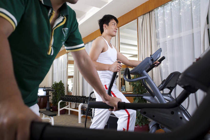 东方人,两个人,健身房,横图,彩色,室内,时尚,快乐,幸福,中国,亚洲,图片,站着,享受,休闲,放松,美体,摄影,生活方式,健身器材,东亚,中华人民共和国,男人,男性,亚洲人,中国人,年轻人,全身,健身,高兴,愉快,跑步机,bj174