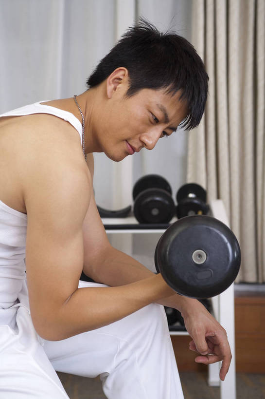 东方人,一个人,健身房,竖图,彩色,室内,时尚,快乐,幸福,中国,亚洲,图片,享受,休闲,放松,美体,摄影,生活方式,健身器材,东亚,中华人民共和国,举重机,男人,男性,亚洲人,中国人,年轻人,坐着,全身,健身,高兴,愉快,bj174