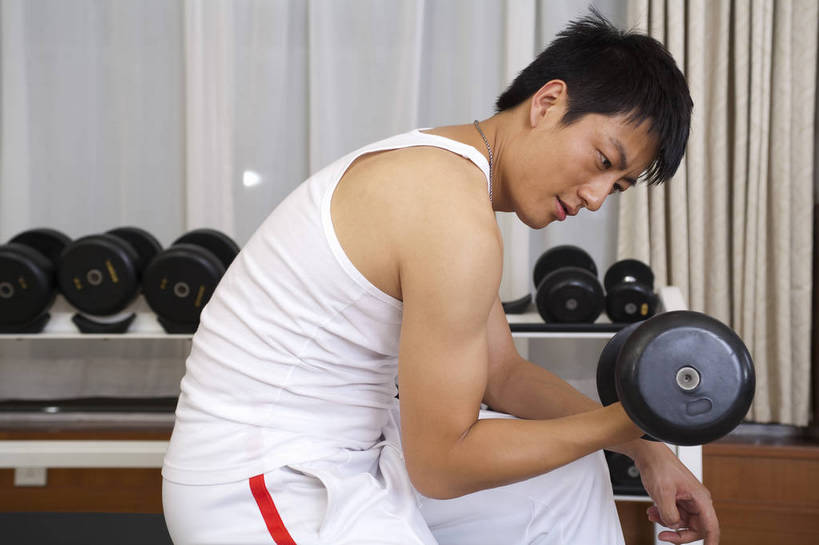 东方人,一个人,健身房,横图,彩色,室内,时尚,快乐,幸福,中国,亚洲,图片,享受,休闲,放松,美体,摄影,生活方式,健身器材,东亚,中华人民共和国,举重机,男人,男性,亚洲人,中国人,年轻人,坐着,全身,健身,高兴,愉快,bj174