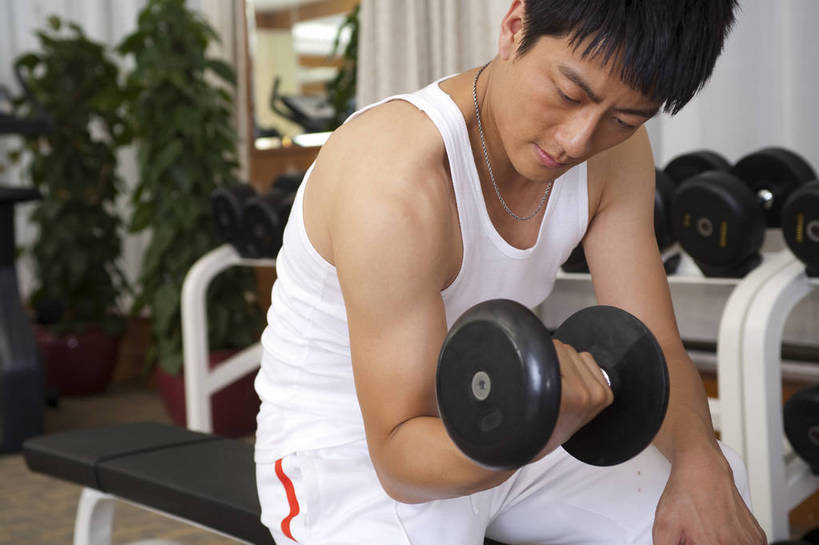 东方人,一个人,健身房,横图,彩色,室内,时尚,快乐,幸福,中国,亚洲,图片,享受,休闲,放松,美体,摄影,生活方式,健身器材,东亚,中华人民共和国,举重机,男人,男性,亚洲人,中国人,年轻人,坐着,全身,健身,高兴,愉快,bj174