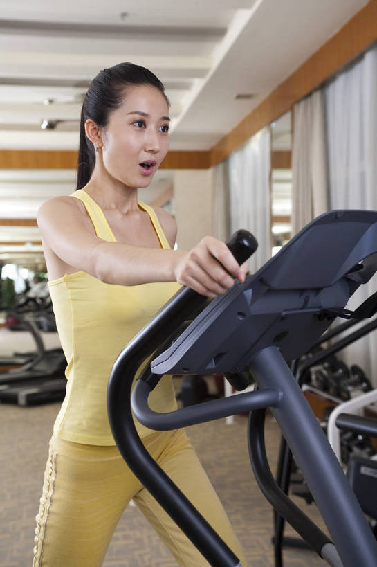 东方人,一个人,健身房,竖图,彩色,室内,时尚,快乐,幸福,中国,亚洲,图片,站着,享受,休闲,放松,美女,美体,摄影,生活方式,健身器材,东亚,中华人民共和国,女人,女性,亚洲人,中国人,年轻人,全身,健身,高兴,愉快,跑步机,bj174