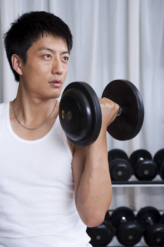 东方人,一个人,健身房,竖图,彩色,室内,时尚,快乐,幸福,中国,亚洲,图片,享受,休闲,放松,美体,摄影,生活方式,健身器材,东亚,中华人民共和国,举重机,男人,男性,亚洲人,中国人,年轻人,坐着,半身,健身,高兴,愉快,bj174