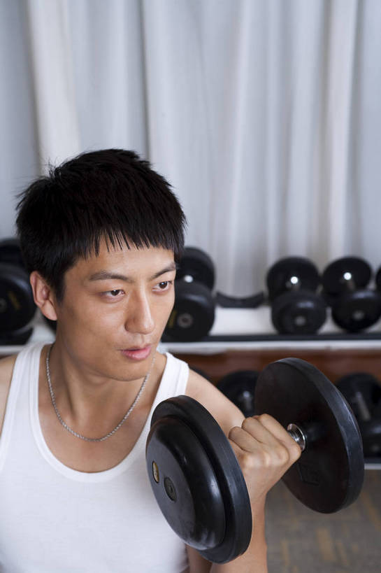 东方人,一个人,健身房,竖图,彩色,室内,时尚,快乐,幸福,中国,亚洲,图片,享受,休闲,放松,美体,摄影,生活方式,健身器材,东亚,中华人民共和国,举重机,男人,男性,亚洲人,中国人,年轻人,坐着,半身,健身,高兴,愉快,bj174
