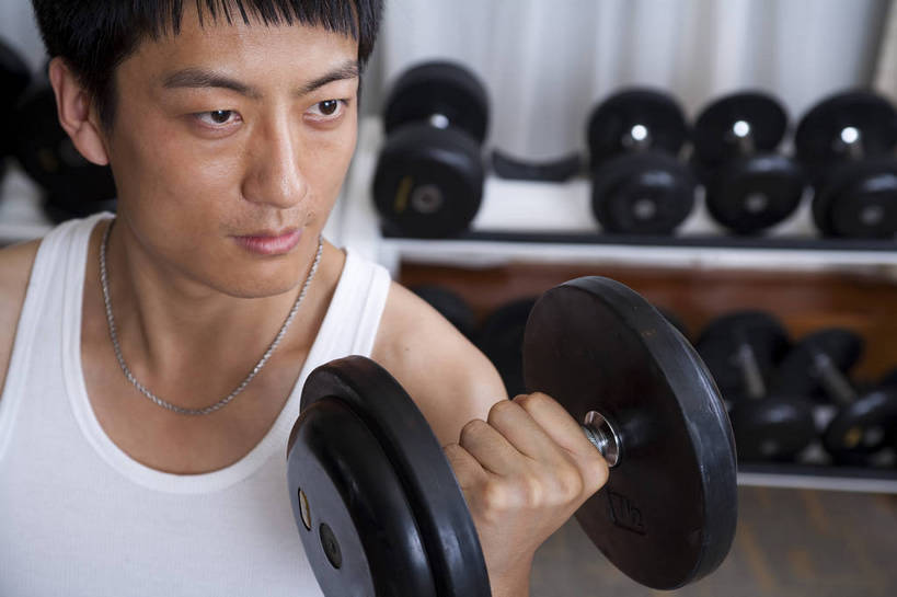 东方人,一个人,健身房,横图,彩色,室内,时尚,快乐,幸福,中国,亚洲,图片,享受,休闲,放松,美体,摄影,生活方式,健身器材,东亚,中华人民共和国,举重机,男人,男性,亚洲人,中国人,年轻人,坐着,半身,健身,高兴,愉快,bj174