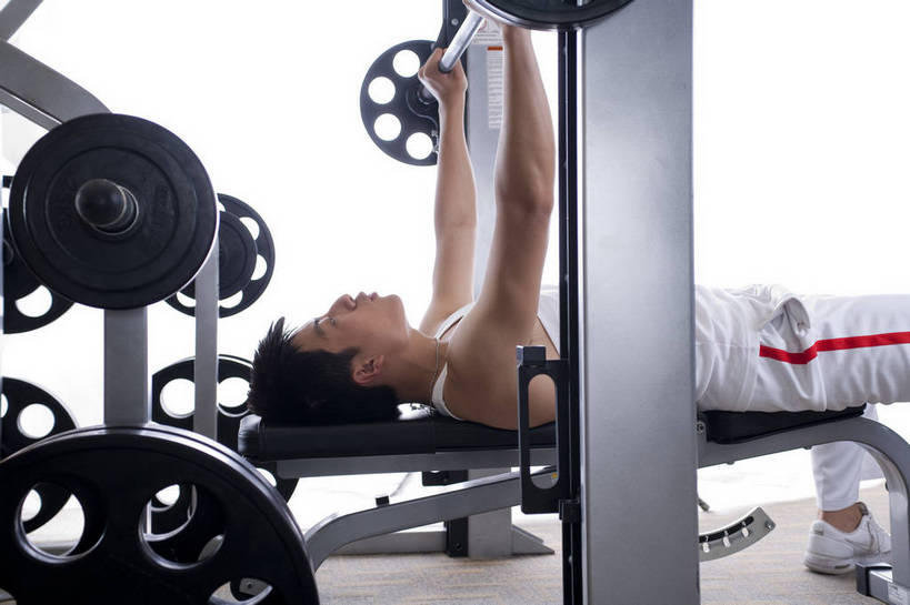 东方人,一个人,健身房,横图,彩色,室内,时尚,快乐,幸福,中国,亚洲,图片,享受,休闲,放松,美体,摄影,生活方式,健身器材,东亚,中华人民共和国,举重机,男人,男性,亚洲人,中国人,年轻人,躺着,半身,健身,高兴,愉快,bj174