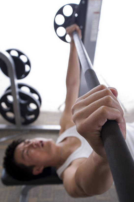 东方人,一个人,健身房,竖图,彩色,室内,时尚,快乐,幸福,中国,亚洲,图片,享受,休闲,放松,美体,摄影,生活方式,健身器材,东亚,中华人民共和国,举重机,男人,男性,亚洲人,中国人,年轻人,躺着,半身,健身,高兴,愉快,bj174