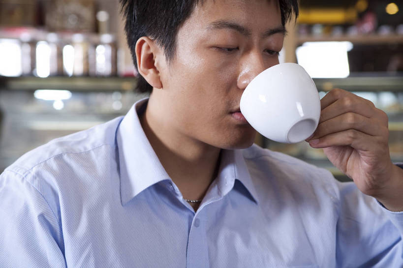 东方人,一个人,餐厅,微笑,横图,彩色,室内,时尚,西餐,中国,亚洲,图片,喝咖啡,娱乐,休息,休闲,放松,摄影,生活方式,东亚,中华人民共和国,男人,男性,亚洲人,中国人,年轻人,坐着,半身,高兴,愉快,bj174