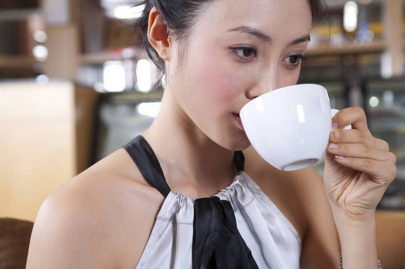 东方人,一个人,餐厅,微笑,横图,彩色,室内,时尚,西餐,中国,亚洲,图片,喝咖啡,娱乐,晚会,休息,休闲,放松,美女,摄影,生活方式,东亚,中华人民共和国,女人,女性,亚洲人,中国人,年轻人,坐着,半身,高兴,愉快,bj174