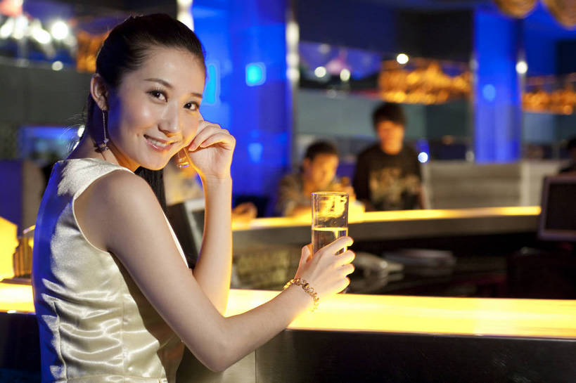 东方人,一个人,餐厅,微笑,横图,彩色,室内,聚会,时尚,西餐,中国,亚洲,图片,娱乐,晚会,喝酒,休息,休闲,放松,美女,摄影,生活方式,东亚,中华人民共和国,女人,女性,亚洲人,中国人,年轻人,坐着,半身,高兴,愉快,bj174