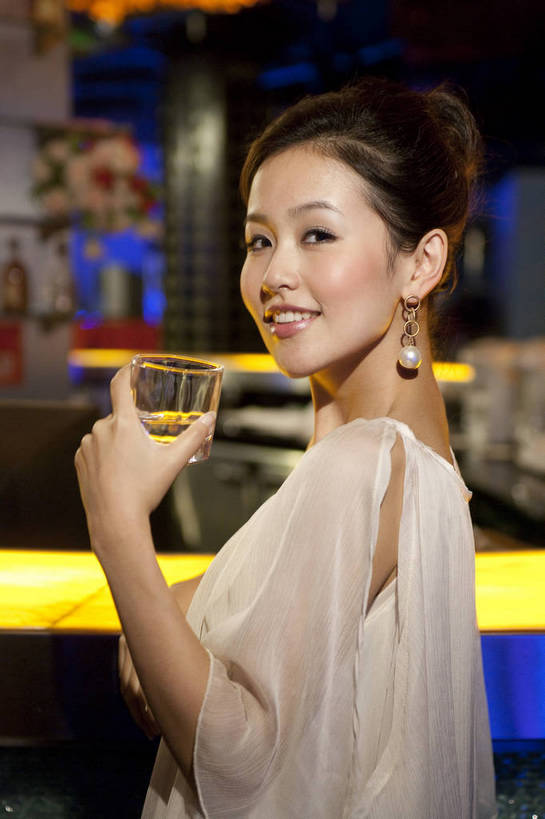 东方人,一个人,餐厅,微笑,竖图,彩色,室内,聚会,时尚,西餐,中国,亚洲,图片,娱乐,晚会,喝酒,休息,休闲,放松,美女,摄影,生活方式,东亚,中华人民共和国,女人,女性,亚洲人,中国人,年轻人,坐着,半身,高兴,愉快,bj174