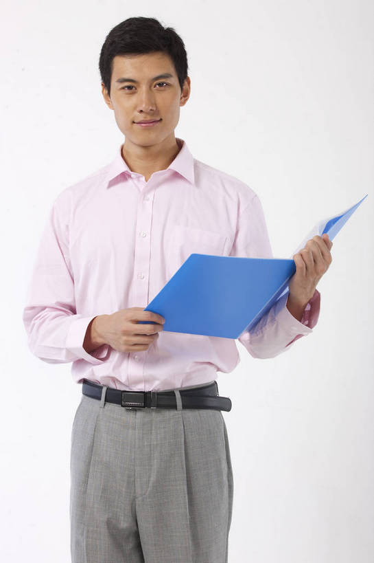 东方人,一个人,商务人士,商务男性,微笑,竖图,彩色,室内,白天,衬衫,商务,成功,信心,职员,中国,亚洲,套装,正装,图片,文件,文件夹,站着,摄影,商务装,工薪阶层,东亚,男人,男性,亚洲人,中国人,年轻人,白领,上班族,半身,影棚拍摄,衬衣,高兴,办公,bj174