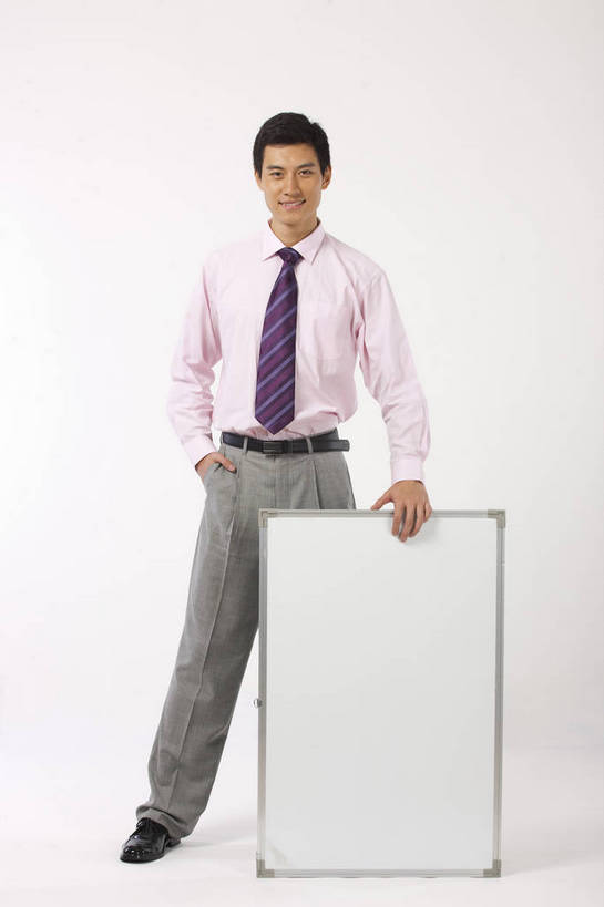 东方人,一个人,商务人士,商务男性,微笑,竖图,彩色,室内,白天,衬衫,商务,成功,信心,职员,中国,亚洲,套装,正装,信息,图片,布告,布告栏,白板,站着,摄影,西裤,通知,公告,传播,消息,商务装,工薪阶层,东亚,公布栏,男人,男性,亚洲人,中国人,年轻人,白领,上班族,全身,影棚拍摄,衬衣,高兴,办公,bj174