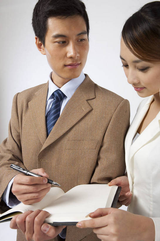 东方人,两个人,商务人士,商务男性,商务女性,微笑,竖图,彩色,室内,白天,衬衫,裙子,西装,商务,成功,信心,签字,职员,中国,亚洲,套装,正装,工作,图片,文件,站着,美女,短裙,摄影,半身裙,商务装,工薪阶层,东亚,男人,男性,女孩,女人,女性,亚洲人,中国人,年轻人,白领,上班族,半身,影棚拍摄,衬衣,高兴,办公,bj174