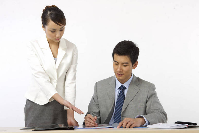 东方人,两个人,商务人士,商务男性,商务女性,微笑,横图,彩色,室内,白天,衬衫,裙子,西装,商务,成功,信心,签字,职员,中国,亚洲,套装,正装,工作,图片,文件,站着,美女,短裙,摄影,半身裙,商务装,工薪阶层,东亚,男人,男性,女孩,女人,女性,亚洲人,中国人,年轻人,白领,上班族,坐着,半身,影棚拍摄,衬衣,高兴,办公,bj174