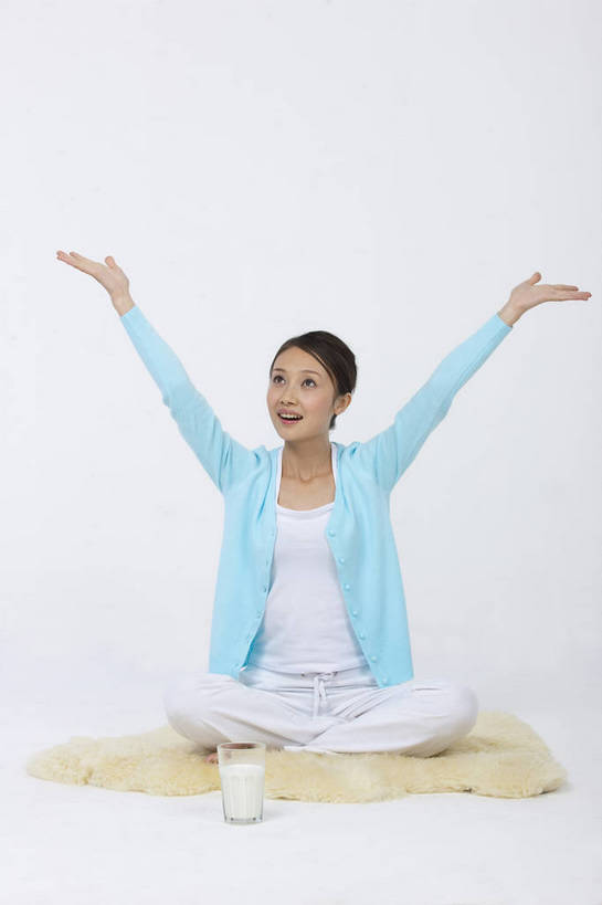 牛奶,东方人,一个人,微笑,竖图,彩色,室内,白天,中国,亚洲,图片,休闲装,伸懒腰,享受,休闲,放松,美女,摄影,生活方式,轻松,东亚,女孩,女人,女性,亚洲人,中国人,年轻人,坐着,全身,影棚拍摄,高兴,愉快,bj174