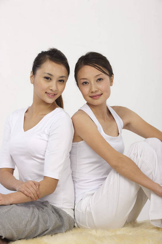 东方人,两个人,微笑,竖图,彩色,室内,白天,友谊,中国,亚洲,图片,休闲装,背靠背,享受,休闲,放松,美女,摄影,生活方式,轻松,东亚,友情,女孩,女人,女性,亚洲人,中国人,年轻人,坐着,全身,影棚拍摄,高兴,愉快,bj174