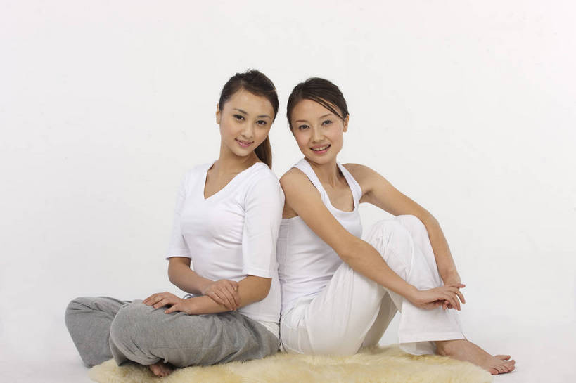 东方人,两个人,微笑,横图,彩色,室内,白天,友谊,中国,亚洲,图片,休闲装,背靠背,享受,休闲,放松,美女,摄影,生活方式,轻松,东亚,友情,女孩,女人,女性,亚洲人,中国人,年轻人,坐着,全身,影棚拍摄,高兴,愉快,bj174