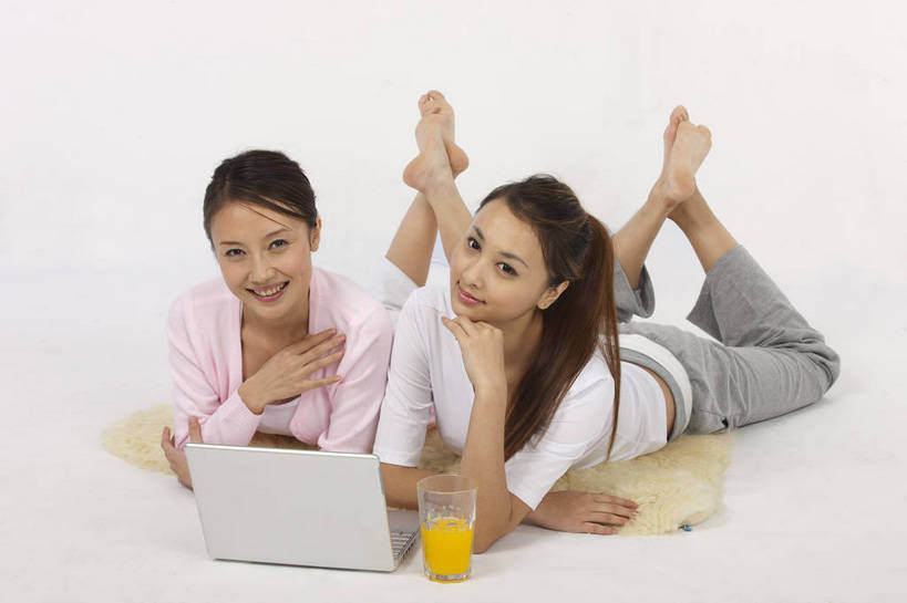 果汁,东方人,两个人,微笑,横图,彩色,室内,白天,友谊,电脑,中国,亚洲,图片,休闲装,笔记本,趴着,享受,休闲,放松,美女,摄影,生活方式,轻松,东亚,上网,友情,女孩,女人,女性,亚洲人,中国人,年轻人,全身,影棚拍摄,高兴,愉快,bj174