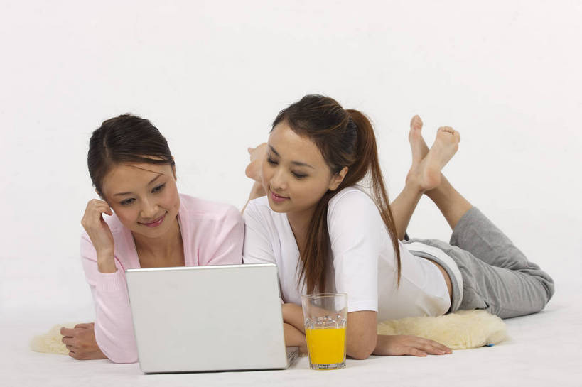 果汁,东方人,两个人,微笑,横图,彩色,室内,白天,友谊,电脑,中国,亚洲,图片,休闲装,笔记本,趴着,享受,休闲,放松,美女,摄影,生活方式,轻松,东亚,上网,友情,女孩,女人,女性,亚洲人,中国人,年轻人,全身,影棚拍摄,高兴,愉快,bj174